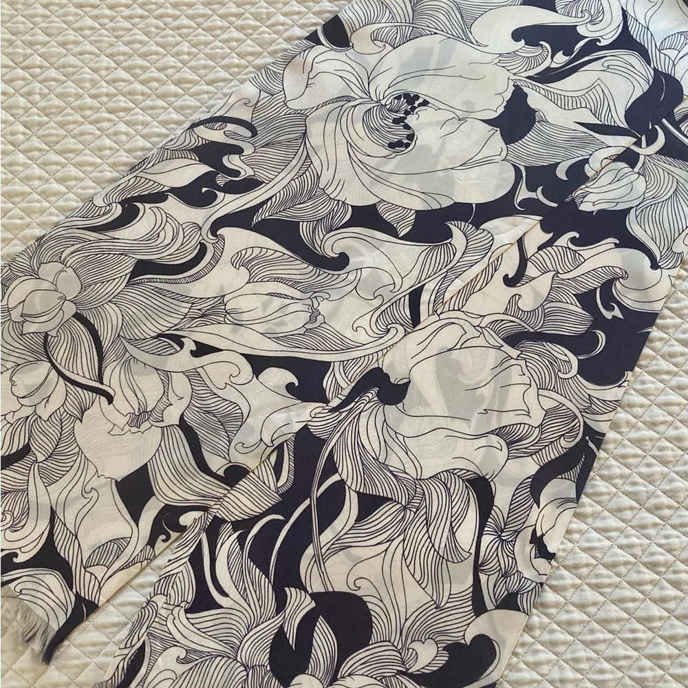1970s vintage SKINNY scarf. Navy and white.